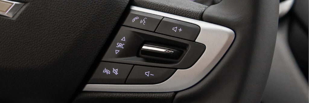 Controles no volante do Onix Plus